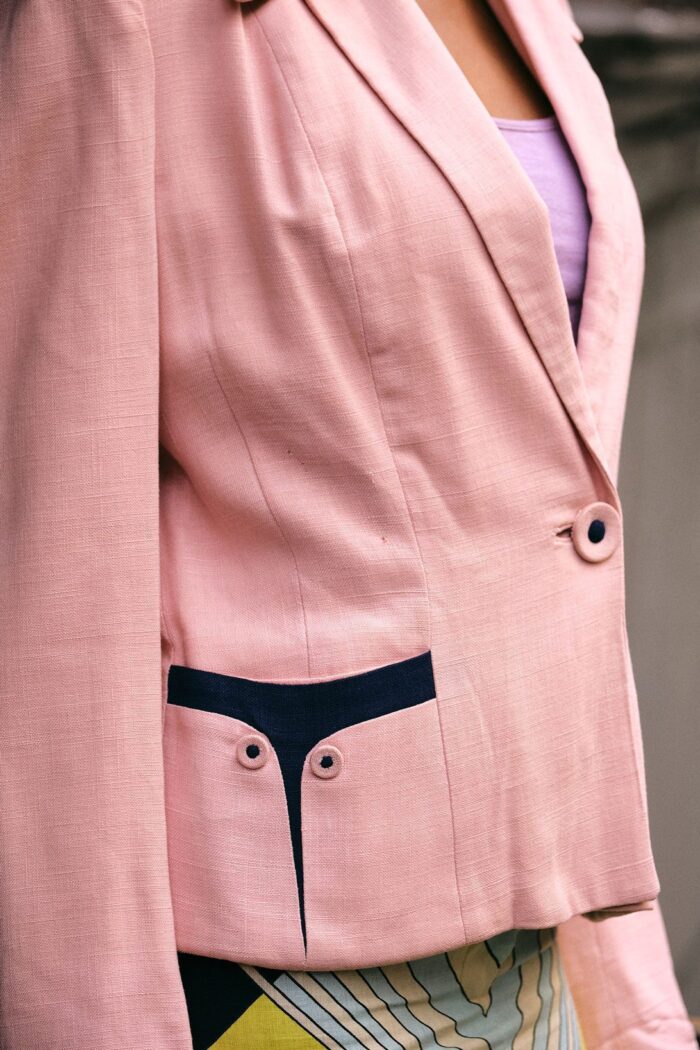 1940s Linen Pink Fitted Blazer w/ Navy Contrast - Image 4