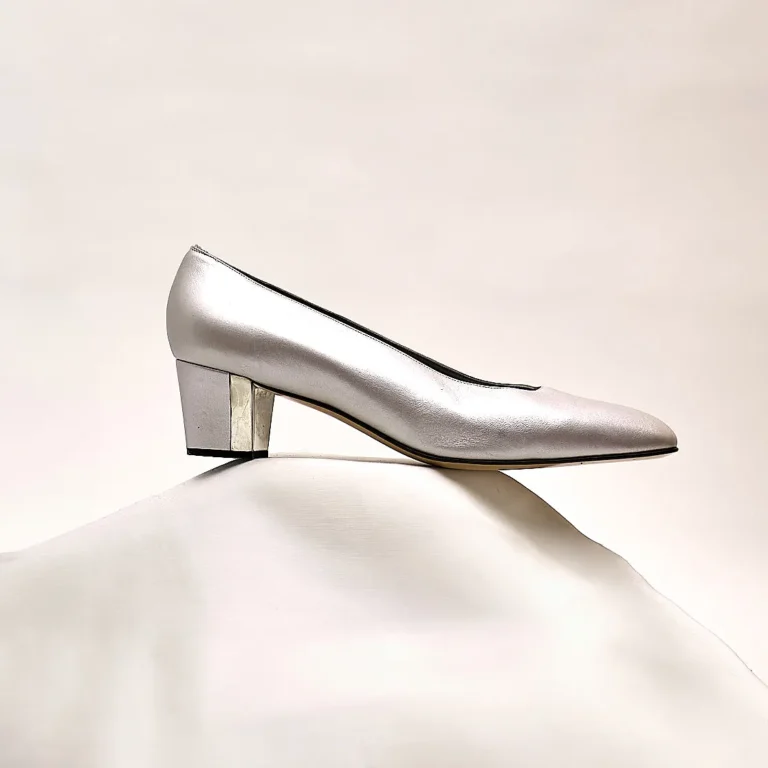  1990s St. John Silver Leather Pumps with Stainless Steel Heel Accent – Size 9/9.5