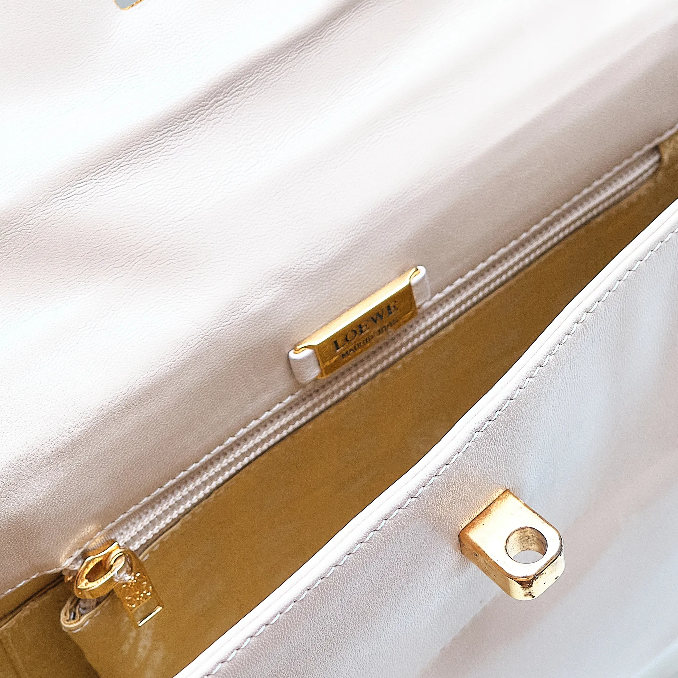 90s Loewe Minimalist Lamb Leather Shoulder Bag with Gold Hardware - Image 7