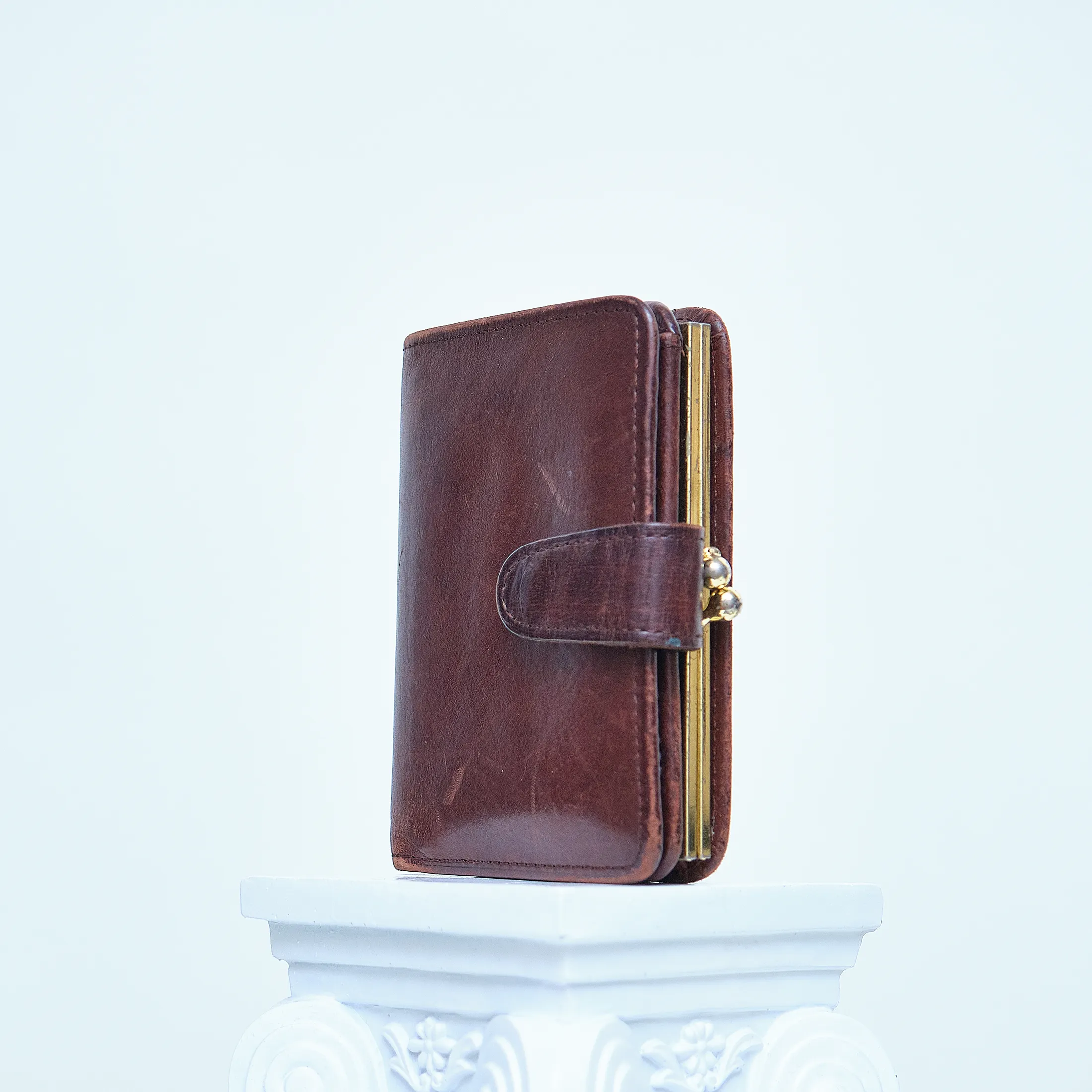 Late 80s/Early 90s Coach Brown Leather Wallet with Brass Kisslock Hardware - Image 7