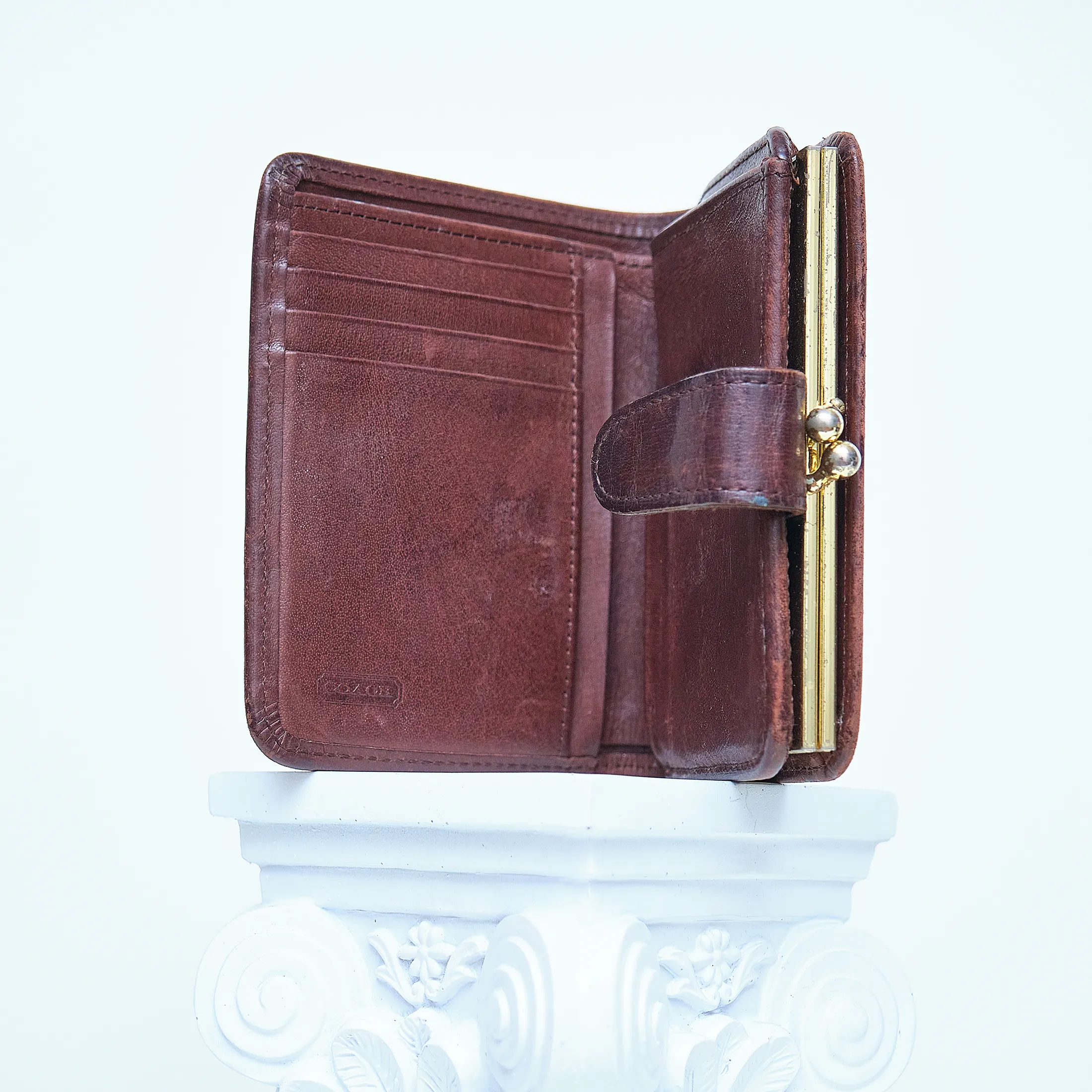 Late 80s/Early 90s Coach Brown Leather Wallet with Brass Kisslock Hardware - Image 6