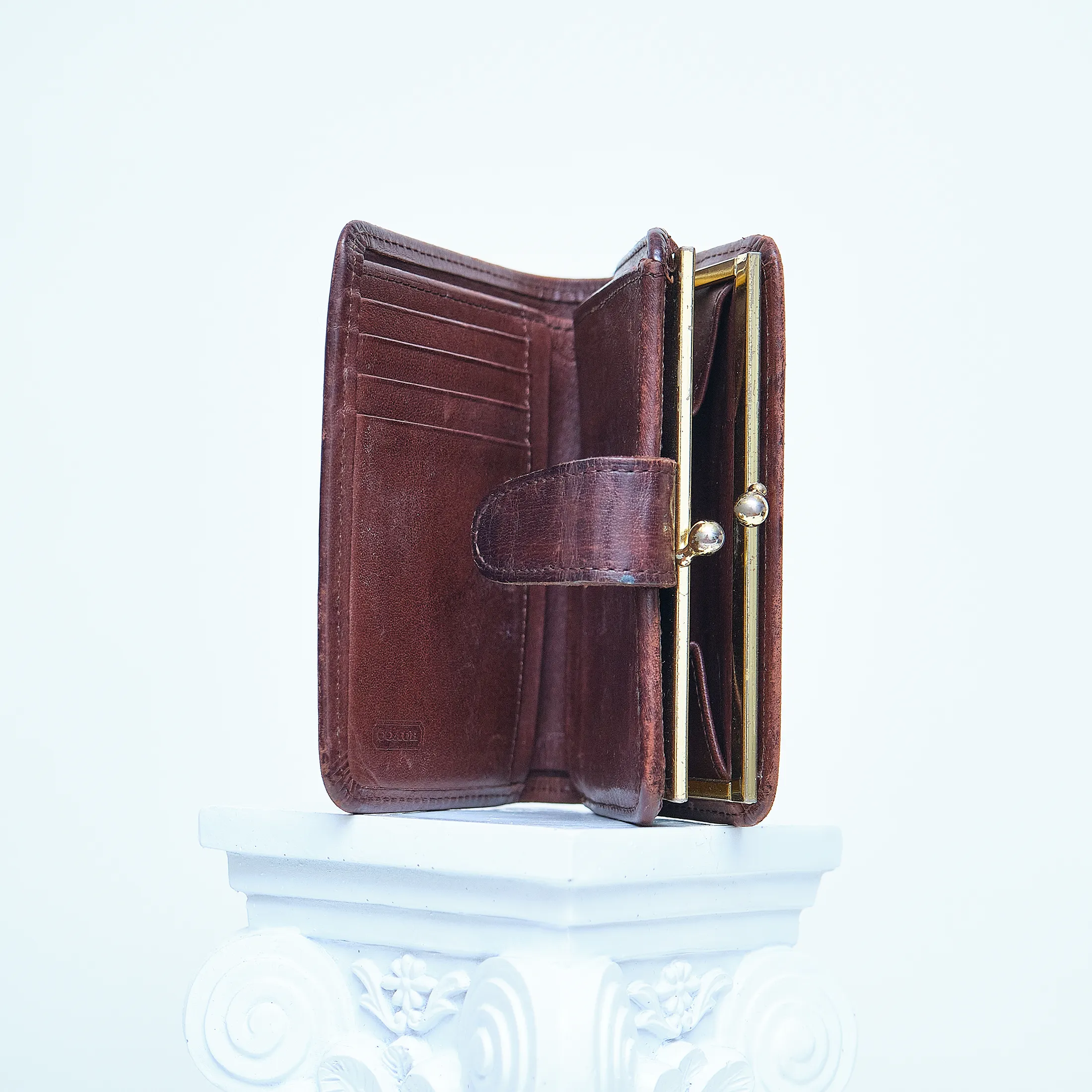 Late 80s/Early 90s Coach Brown Leather Wallet with Brass Kisslock Hardware - Image 5