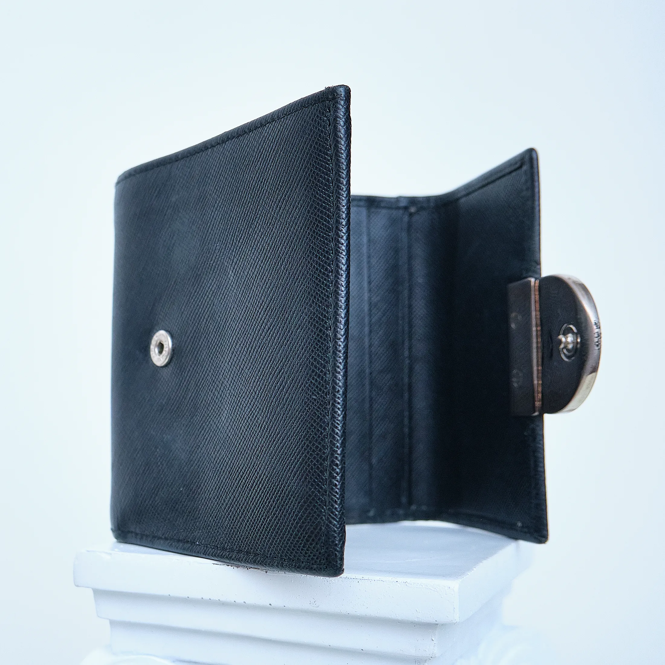 Y2K Salvatore Ferragamo Saffiano Leather Wallet with Sterling Silver Gancini Hardware – Unisex, Made in Italy - Image 7