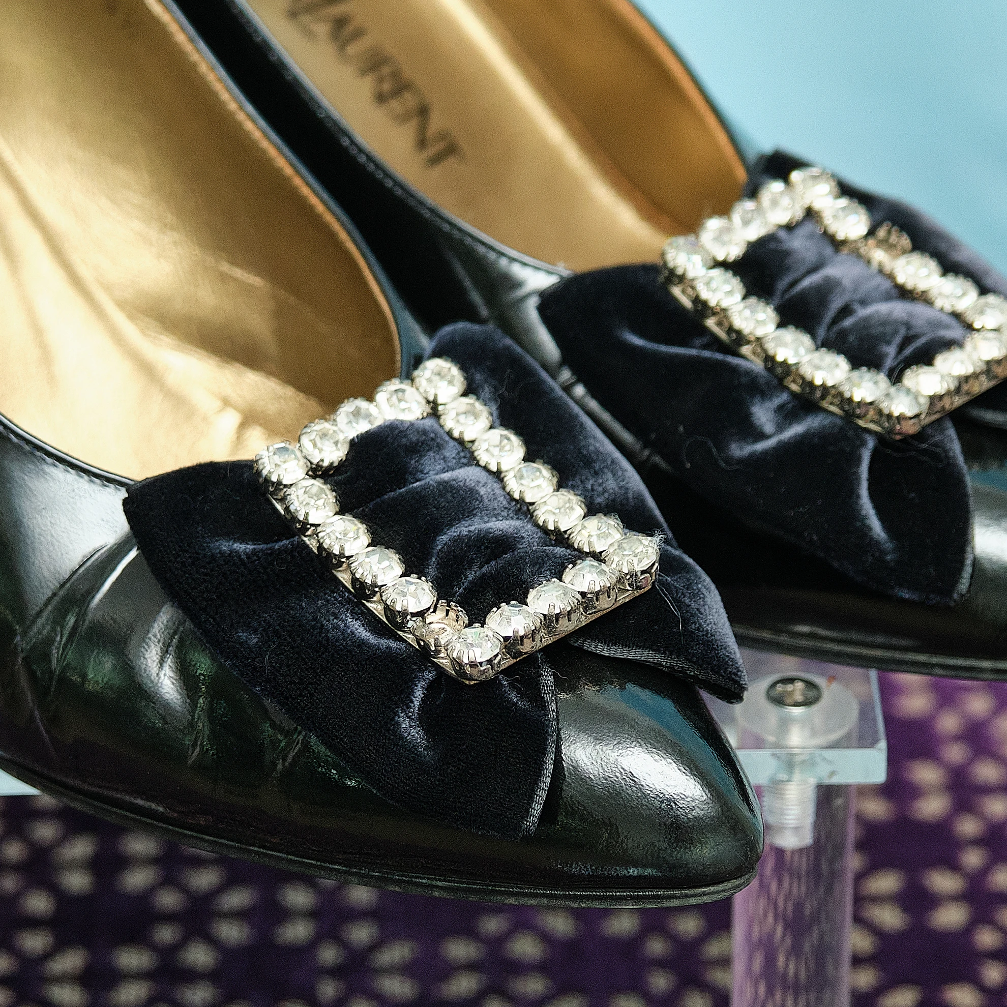 1980s Yves Saint Laurent Black Patent Velvet Bow Rhinestone-Buckle Pumps, Modern US 4.5/5 - Image 9