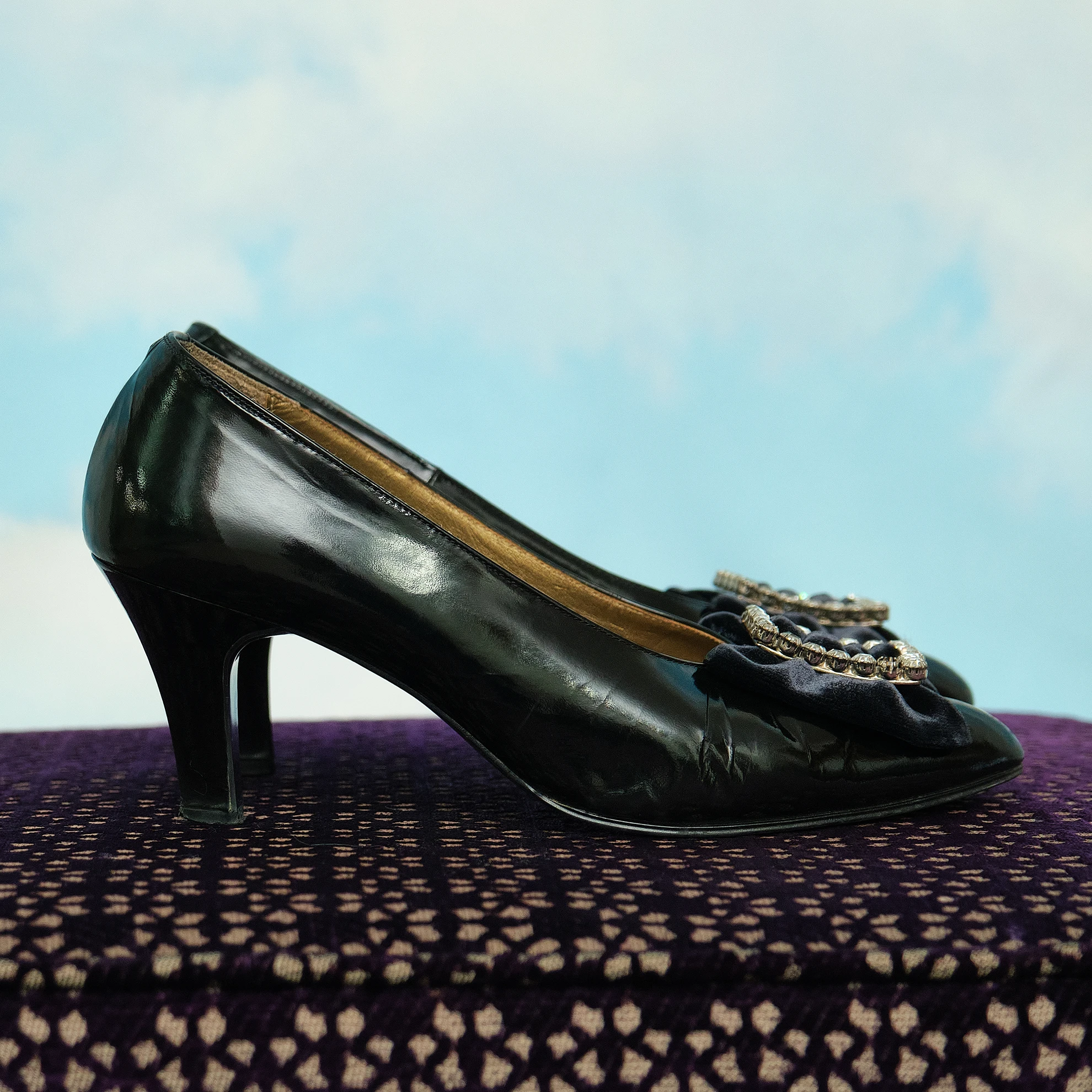 1980s Yves Saint Laurent Black Patent Velvet Bow Rhinestone-Buckle Pumps, Modern US 4.5/5 - Image 7