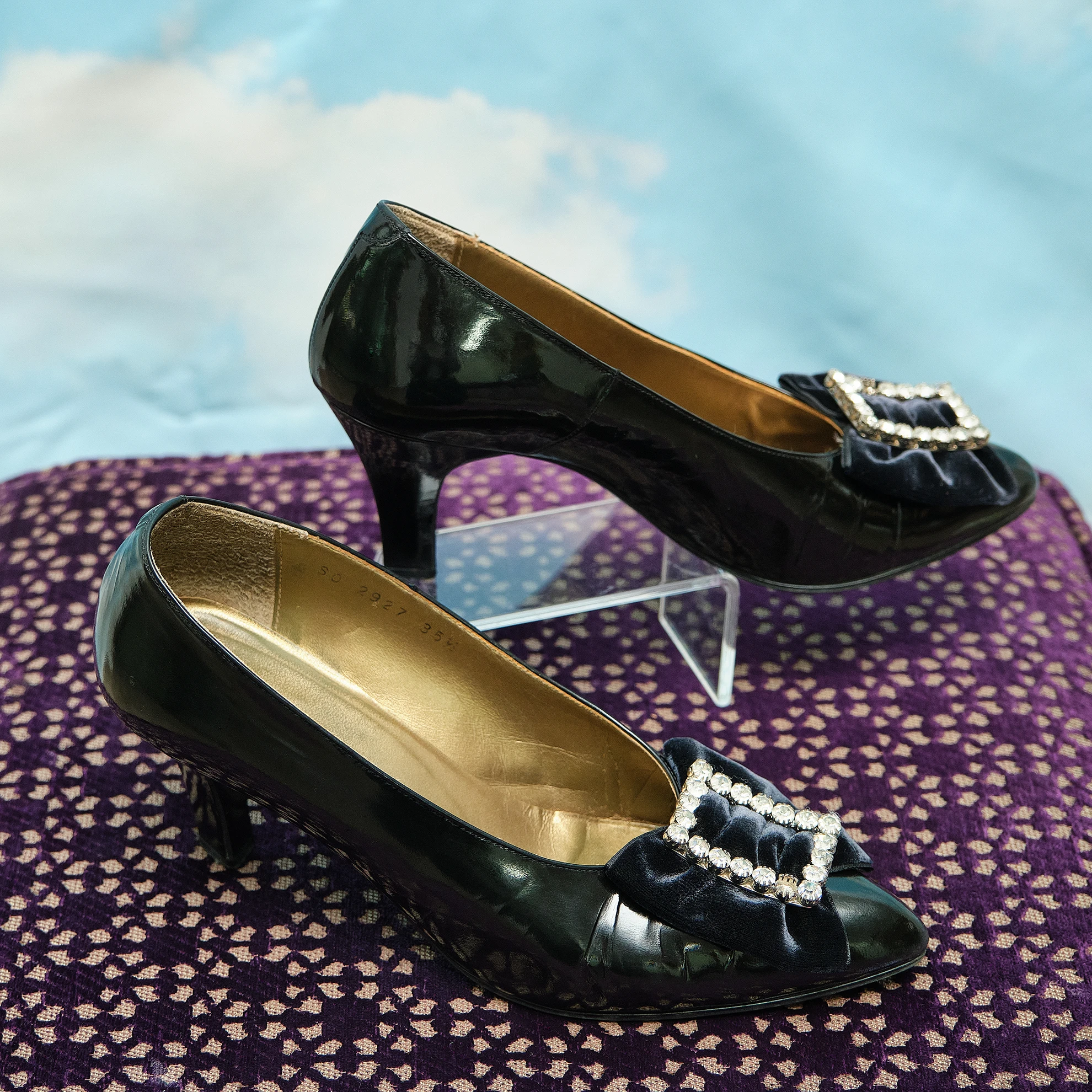 1980s Yves Saint Laurent Black Patent Velvet Bow Rhinestone-Buckle Pumps, Modern US 4.5/5 - Image 2