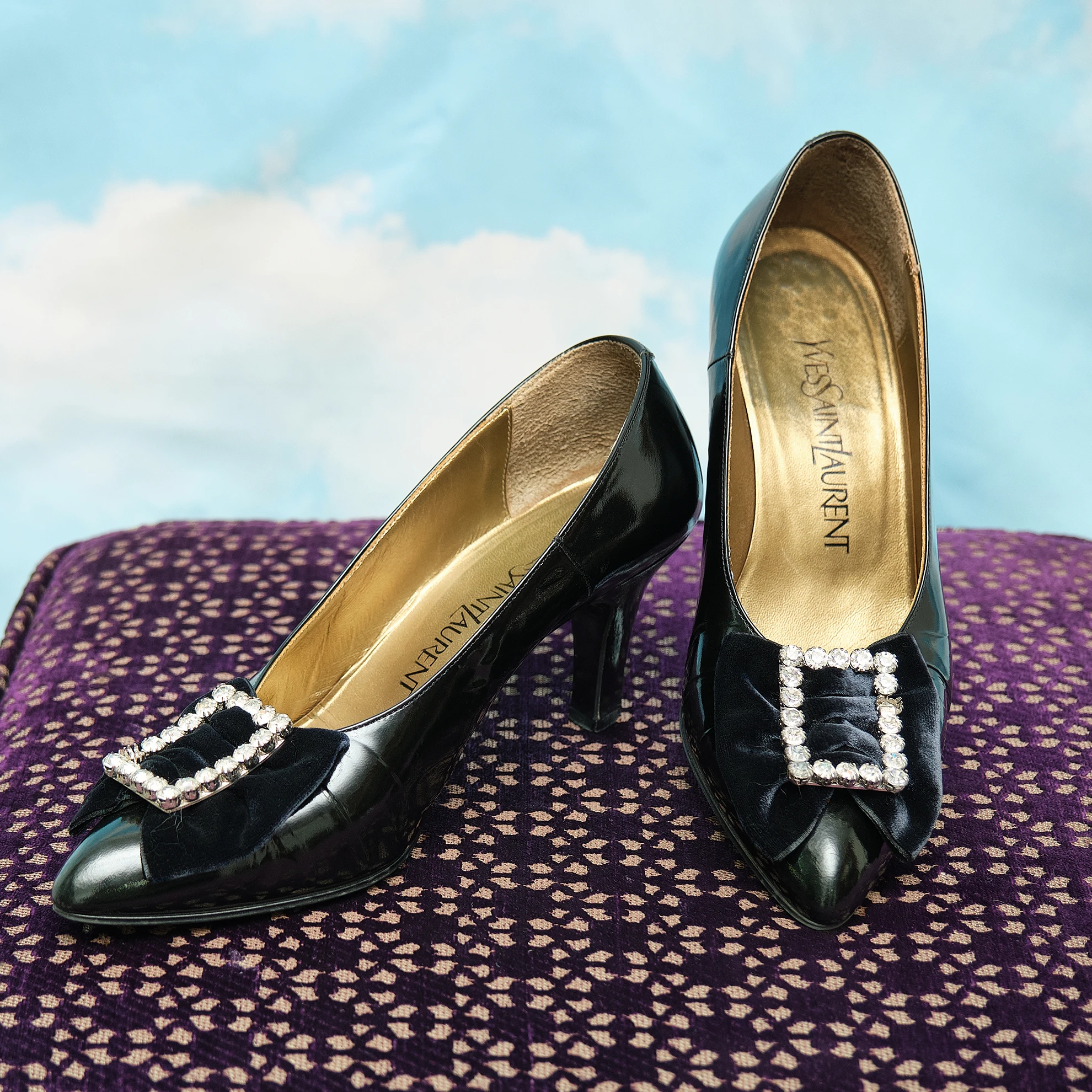 1980s Yves Saint Laurent Black Patent Velvet Bow Rhinestone-Buckle Pumps, Modern US 4.5/5 - Image 4
