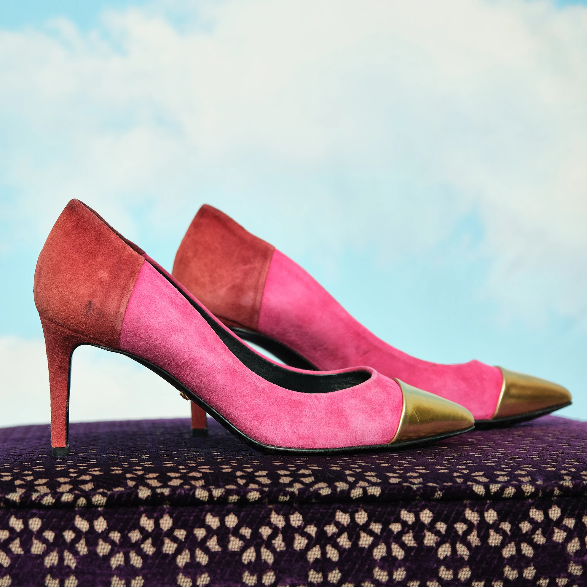 Gucci Fuchsia and Burgundy Suede Metallic Gold Cap-Toe Pumps, Modern US 4 - Image 5