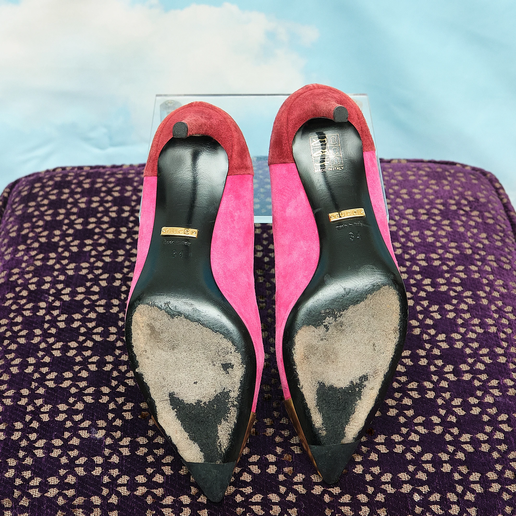 Gucci Fuchsia and Burgundy Suede Metallic Gold Cap-Toe Pumps, Modern US 4 - Image 3