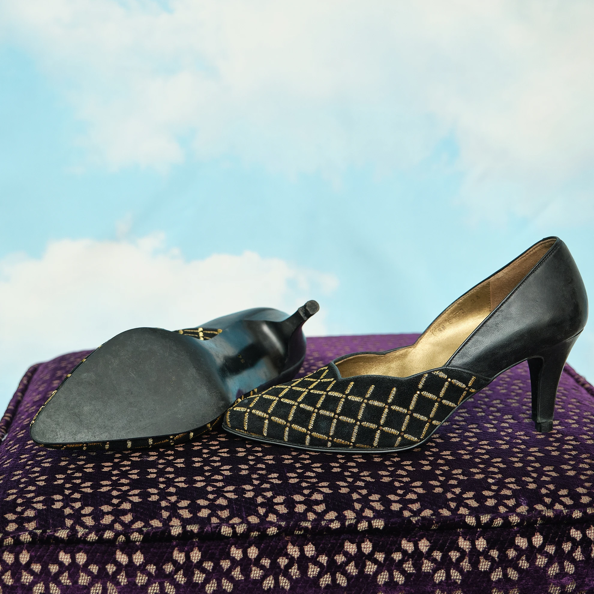 1980s Yves Saint Laurent Black and Gold Embroidered Pumps, Modern US 3.5/4 - Image 8