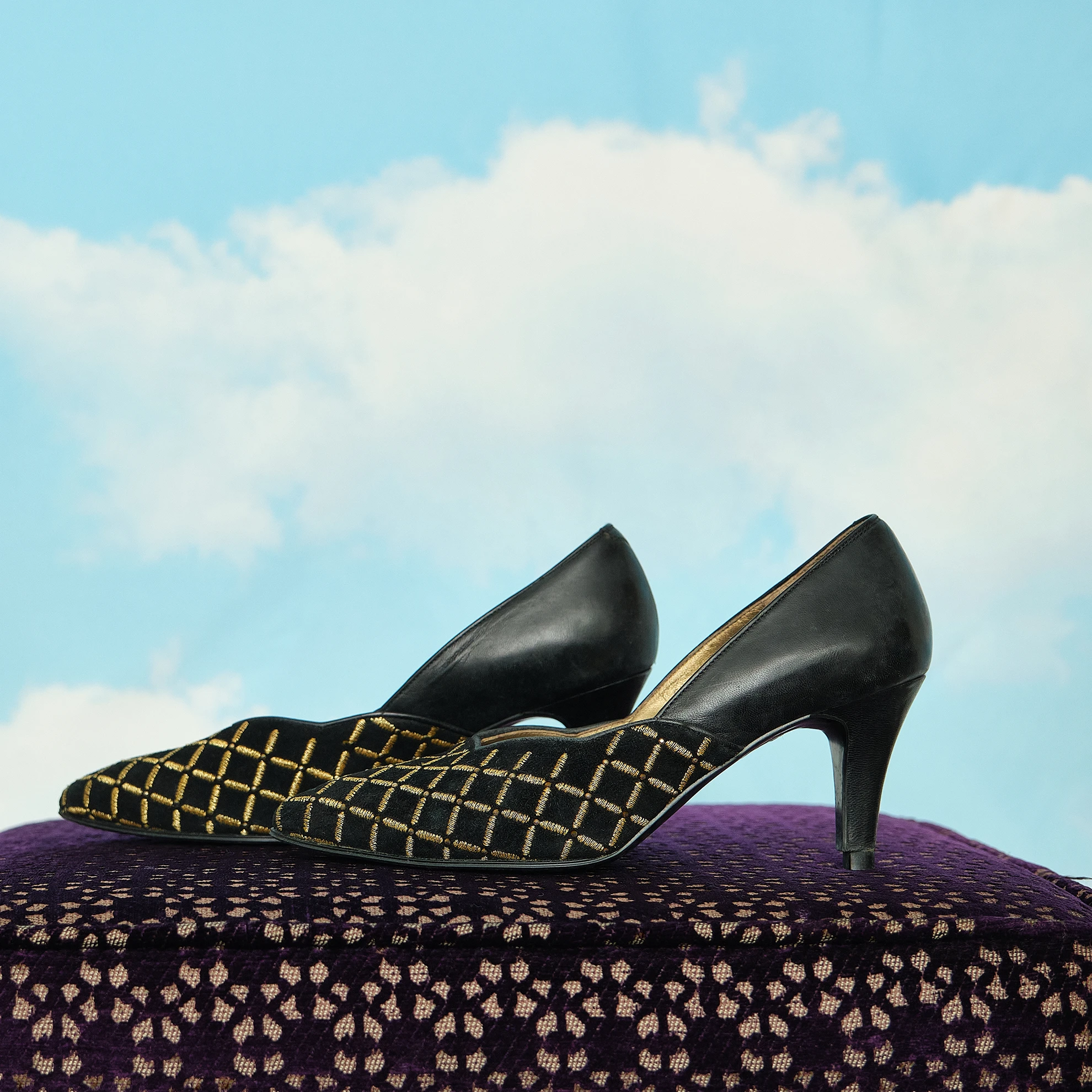 1980s Yves Saint Laurent Black and Gold Embroidered Pumps, Modern US 3.5/4 - Image 6