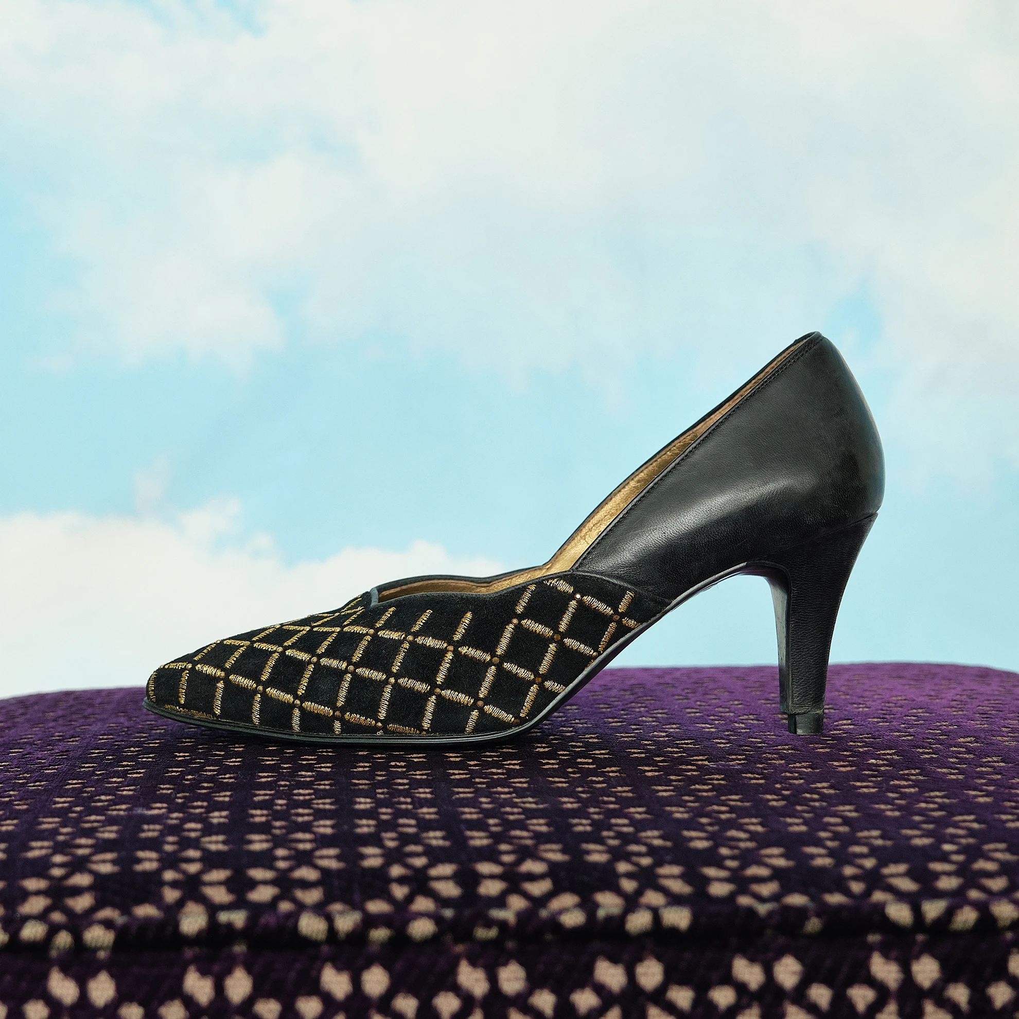 1980s Yves Saint Laurent Black and Gold Embroidered Pumps, Modern US 3.5/4 - Image 5