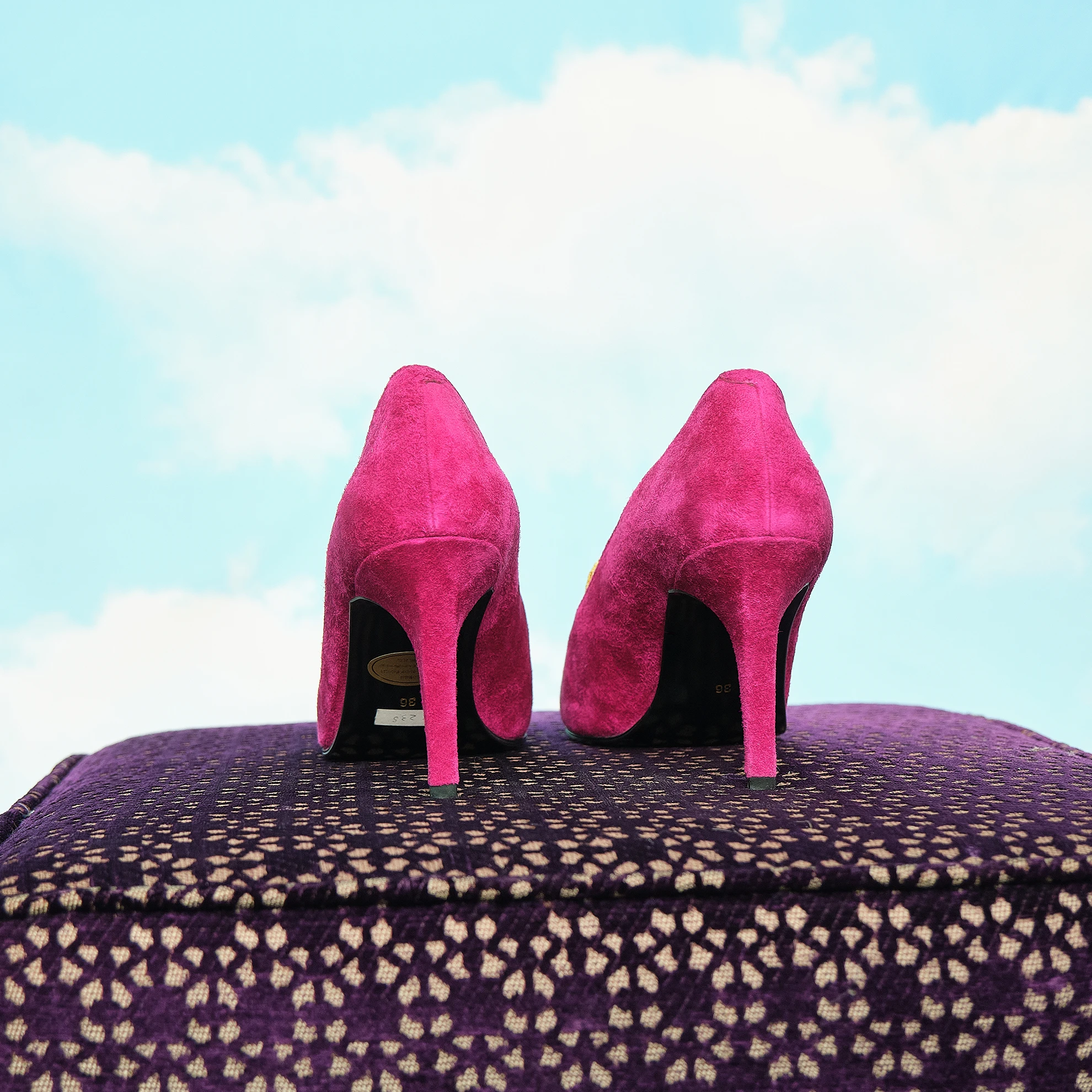 Late 1980s/Early 1990s Yves Saint Laurent Fuchsia Suede Pumps, Modern US 5.5/6 - Image 4