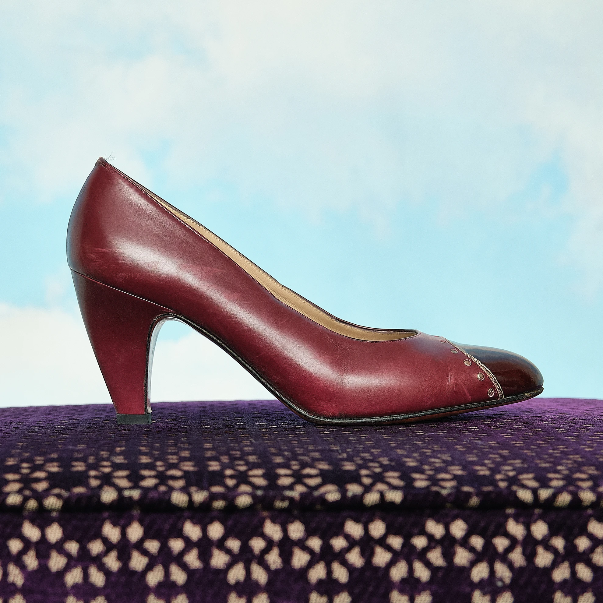 1990s Salvatore Ferragamo Burgundy Leather Patent Cap-Toe Pumps, Modern US 4.5/5 - Image 2