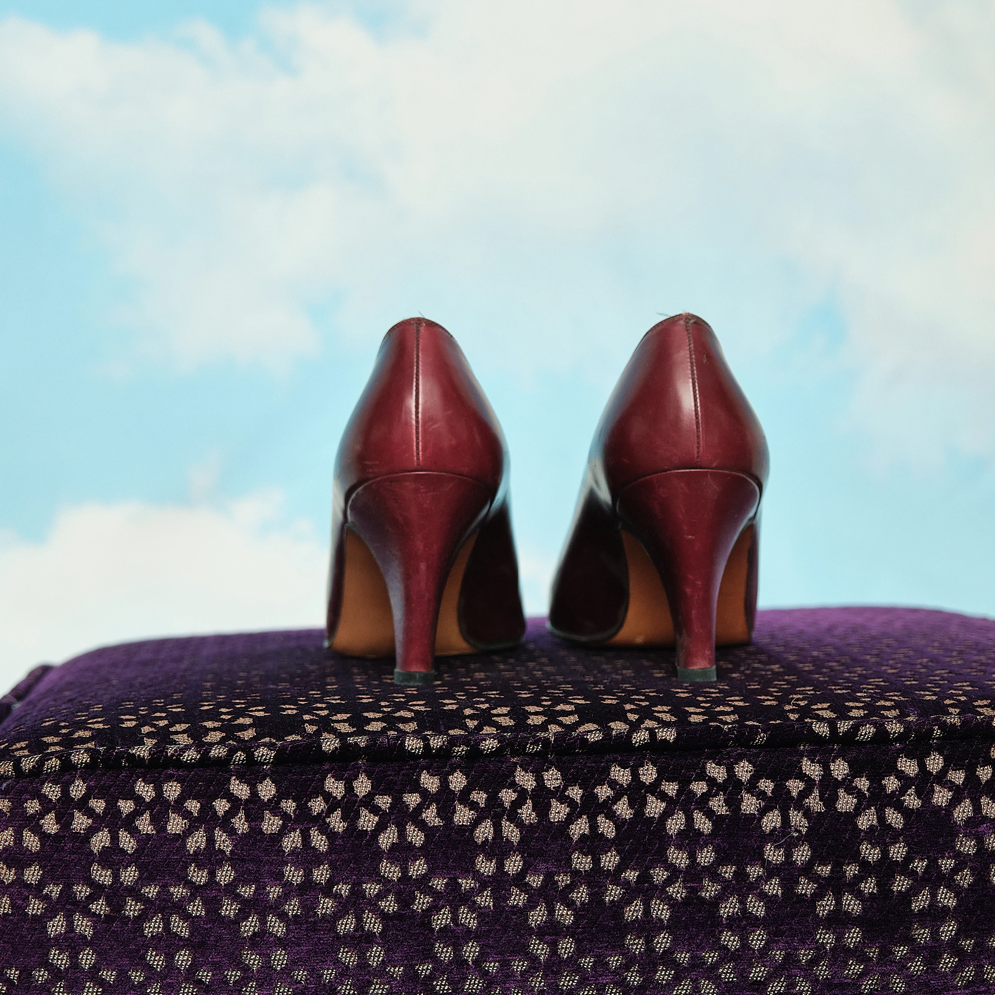 1990s Salvatore Ferragamo Burgundy Leather Patent Cap-Toe Pumps, Modern US 4.5/5 - Image 4