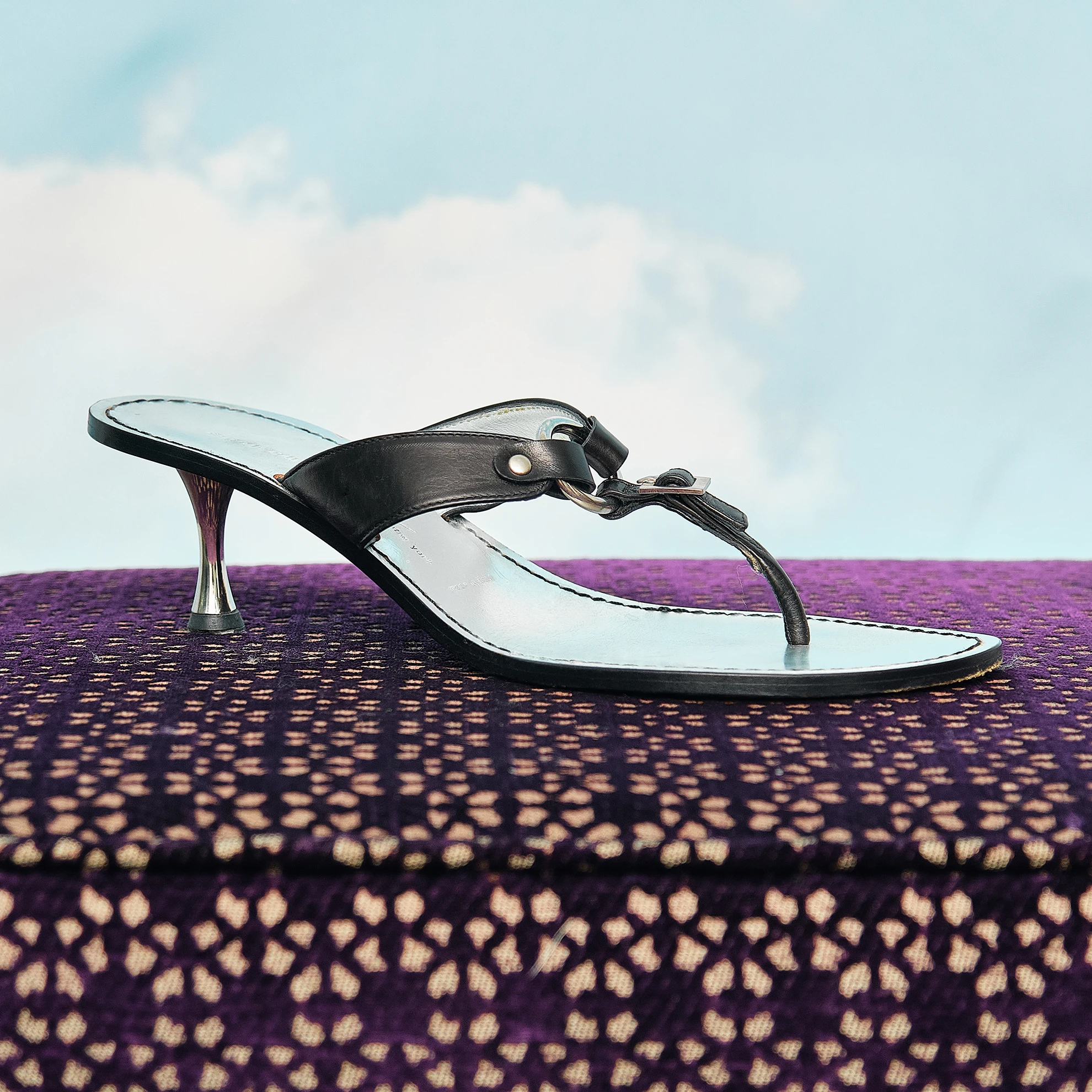 Late 1990s/Early 2000s Sigerson Morrison Black Leather O-Ring Thong Kitten-Heel Sandals, Modern US 7/7.5 - Image 2