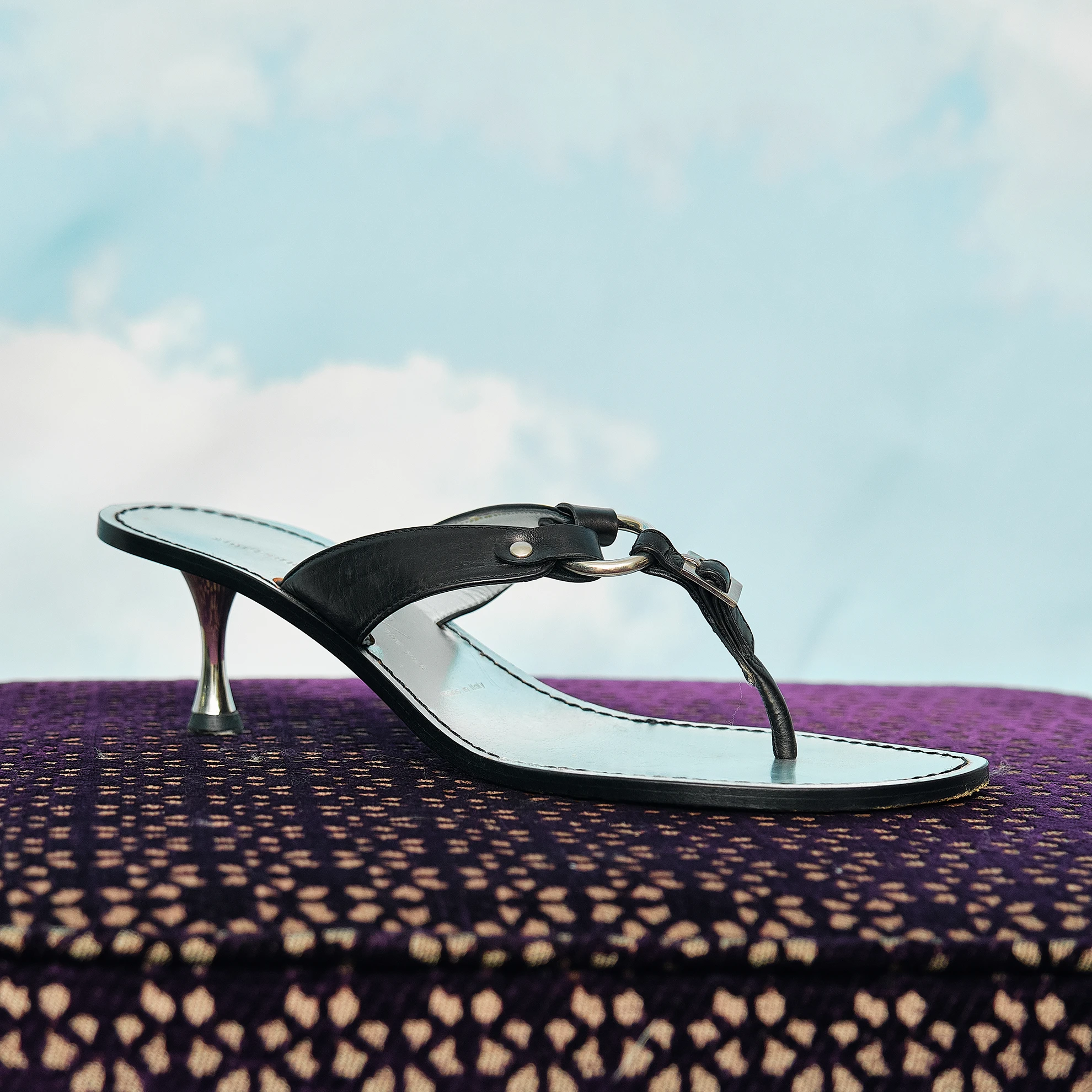 Late 1990s/Early 2000s Sigerson Morrison Black Leather O-Ring Thong Kitten-Heel Sandals, Modern US 7/7.5 - Image 6