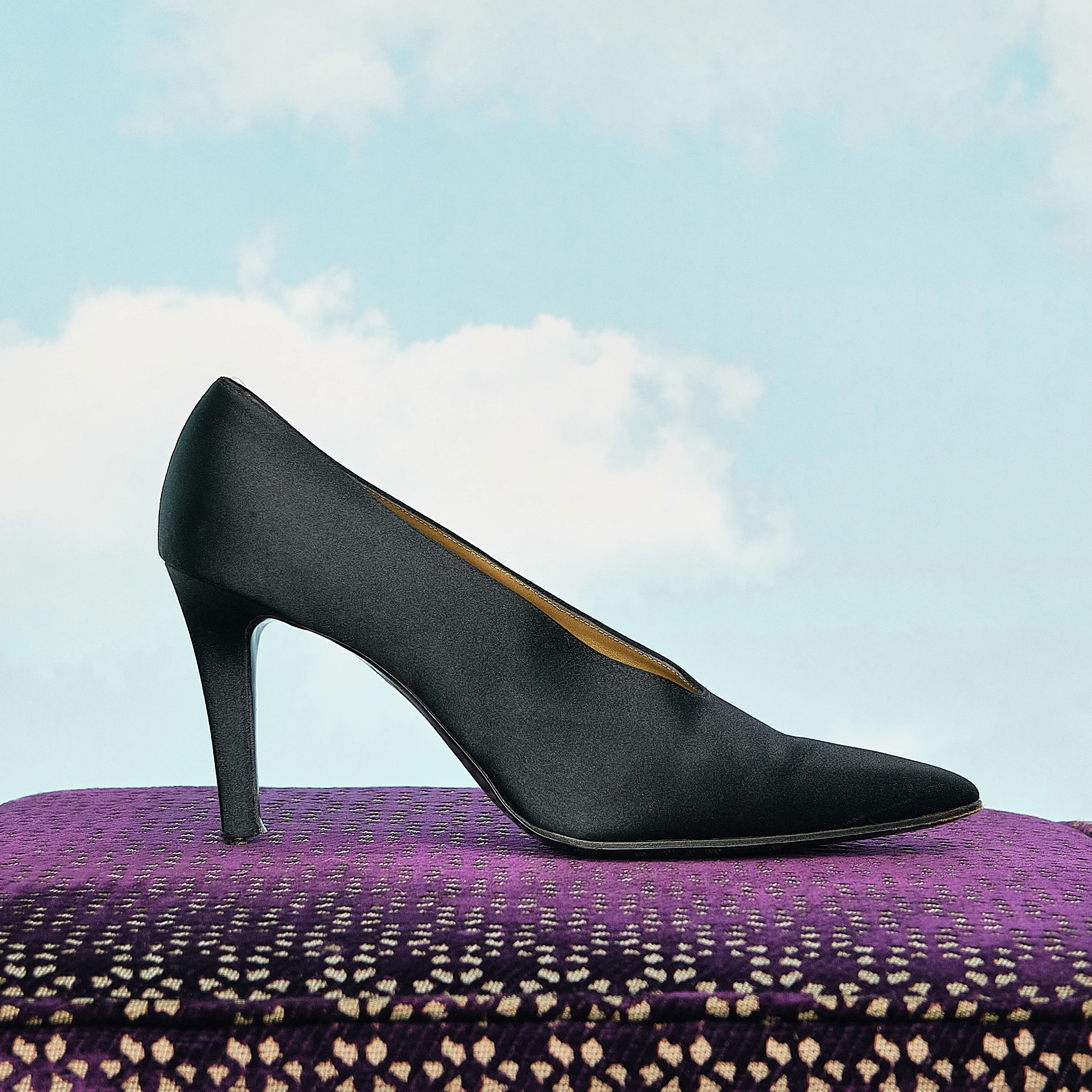 1980s Yves Saint Laurent Black Satin Pointed-Toe Pumps, Modern US 7 Narrow - Image 5