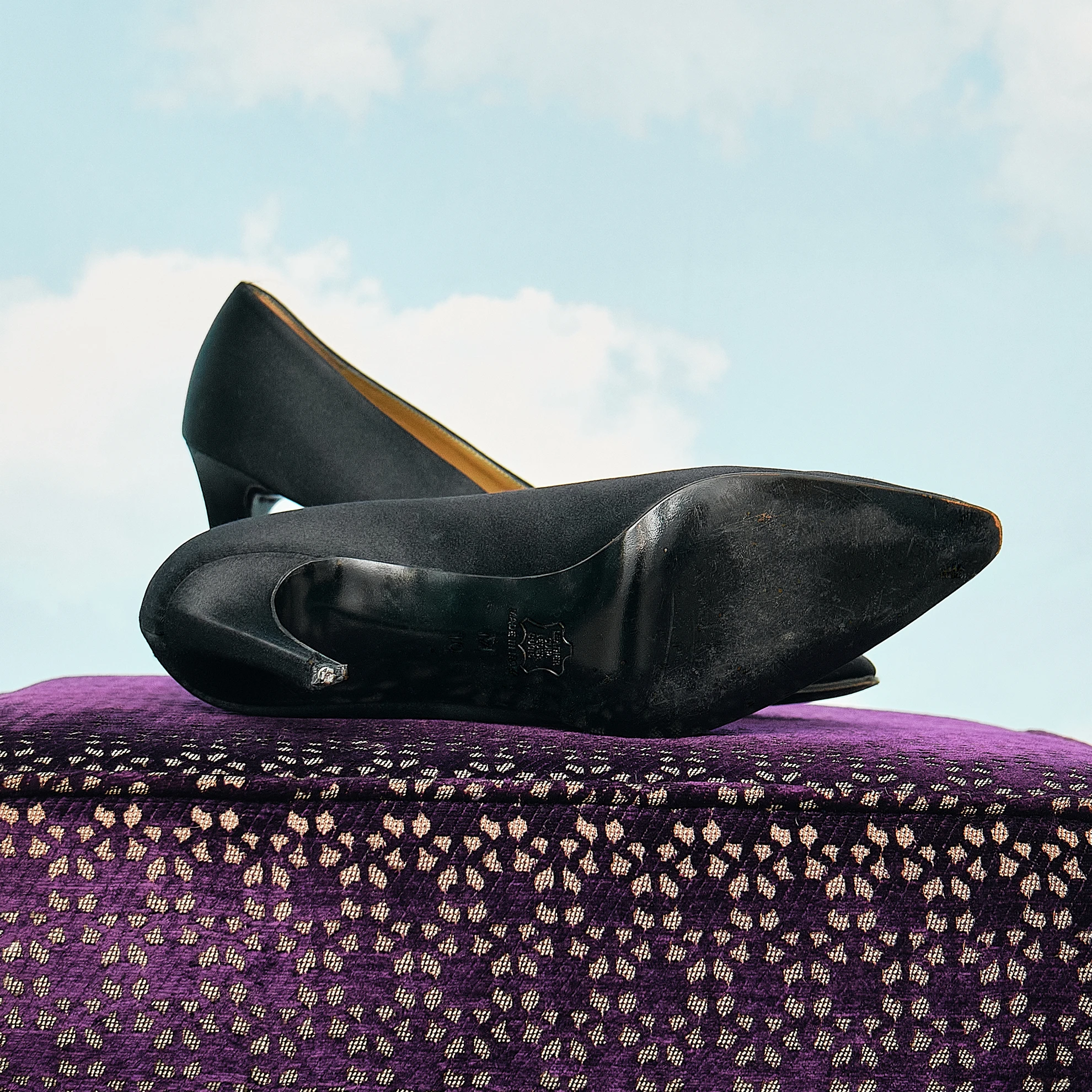 1980s Yves Saint Laurent Black Satin Pointed-Toe Pumps, Modern US 7 Narrow - Image 3