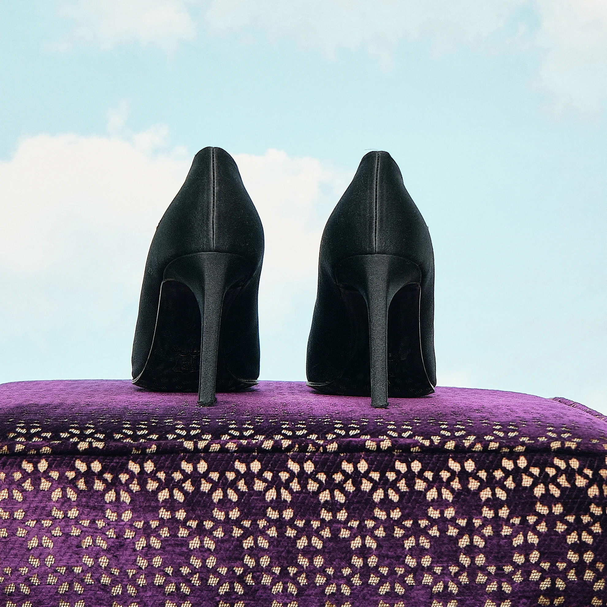 1980s Yves Saint Laurent Black Satin Pointed-Toe Pumps, Modern US 7 Narrow - Image 2