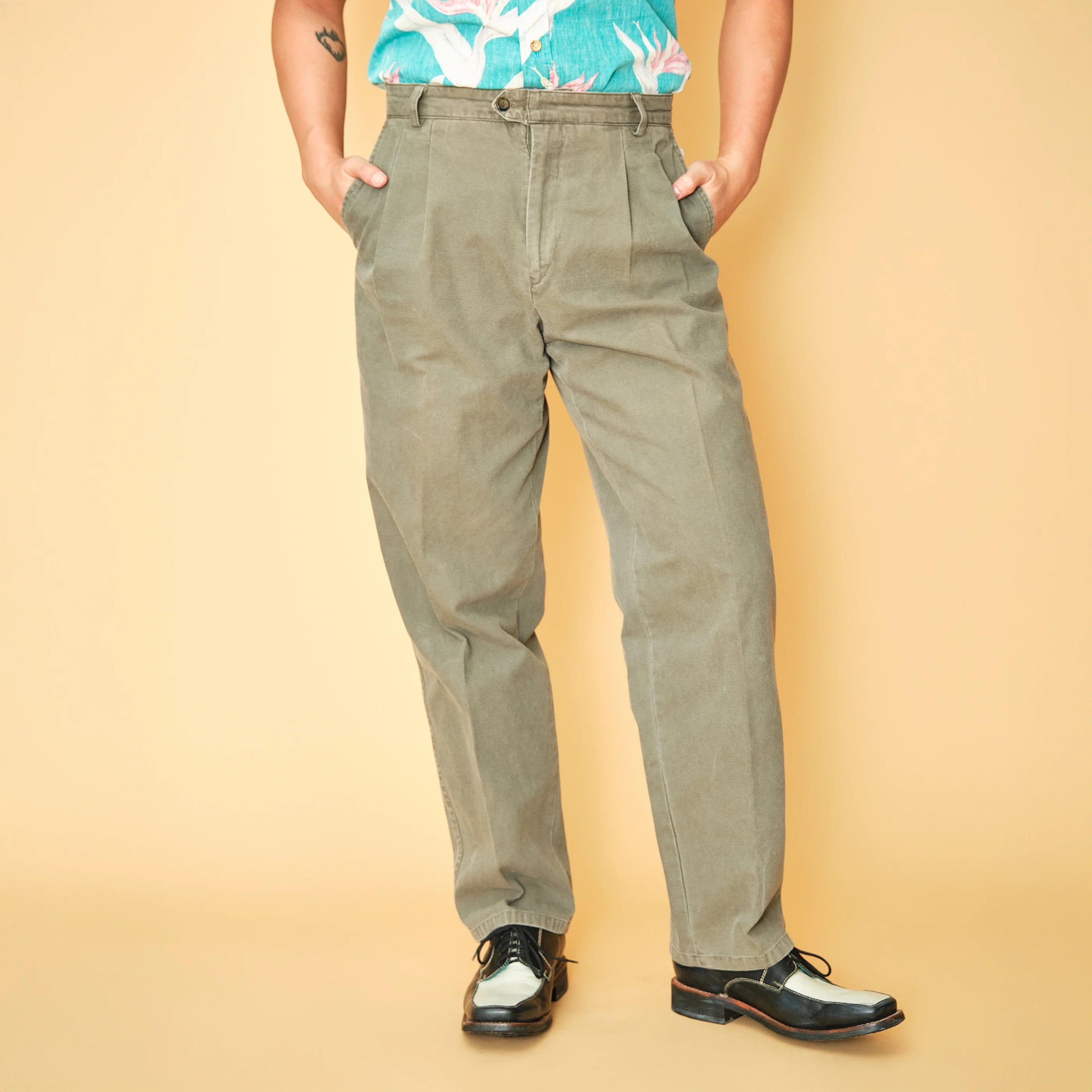 Vintage Olive Pleated Cotton Trousers – High Waist Relaxed Taper Fit – Men’s 31/32