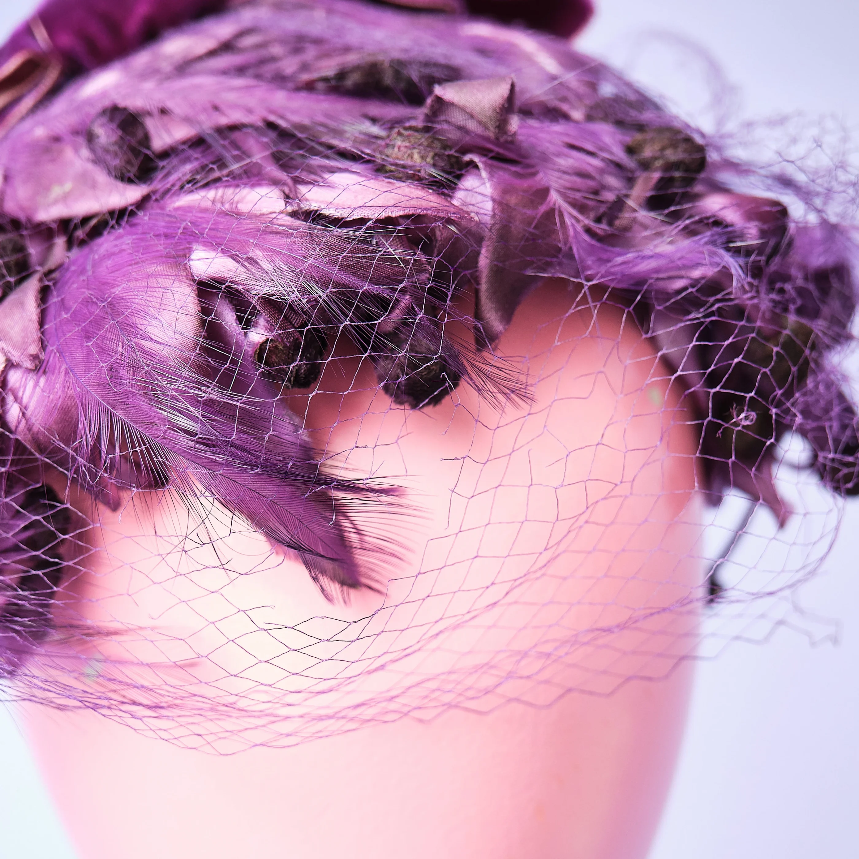 1950s/60s Purple Crushed Velvet Feather Cocktail Hat with Veil - Image 3
