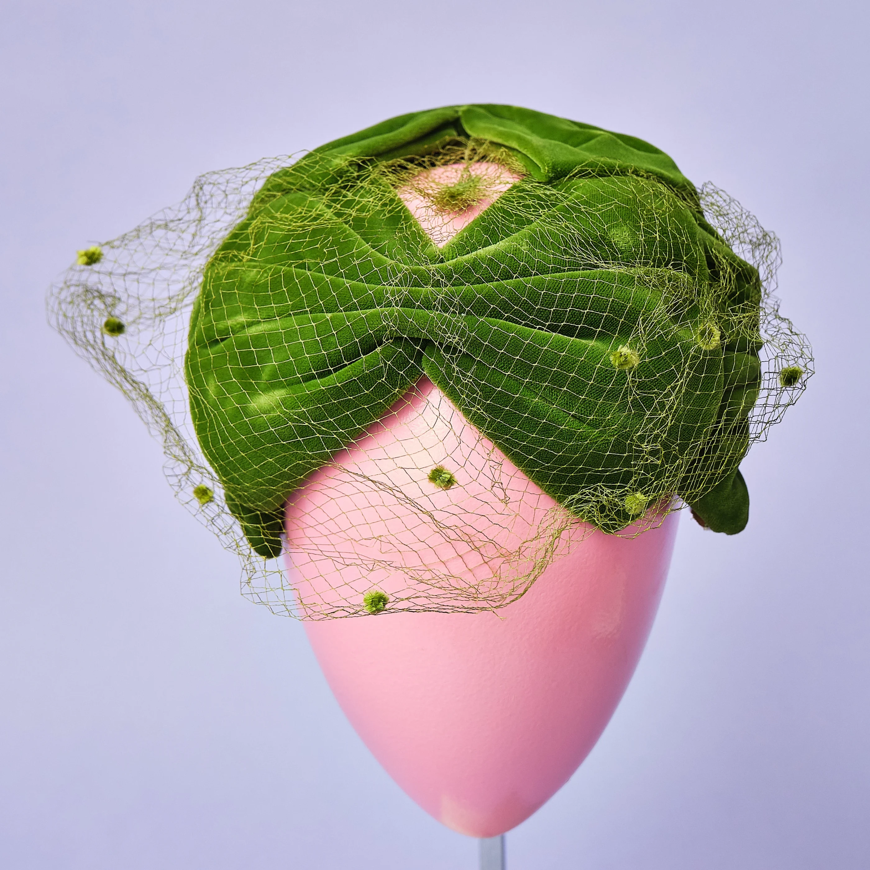 1950s Green Silk Crushed Velvet Bow Hat with Netting - Image 2