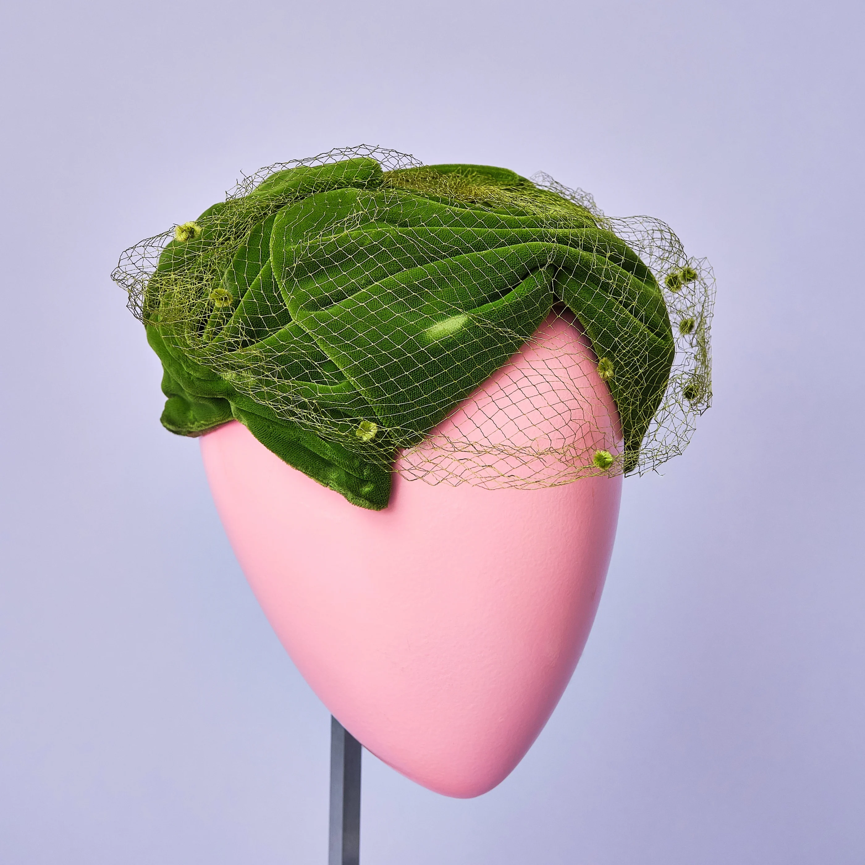 1950s Green Silk Crushed Velvet Bow Hat with Netting - Image 3