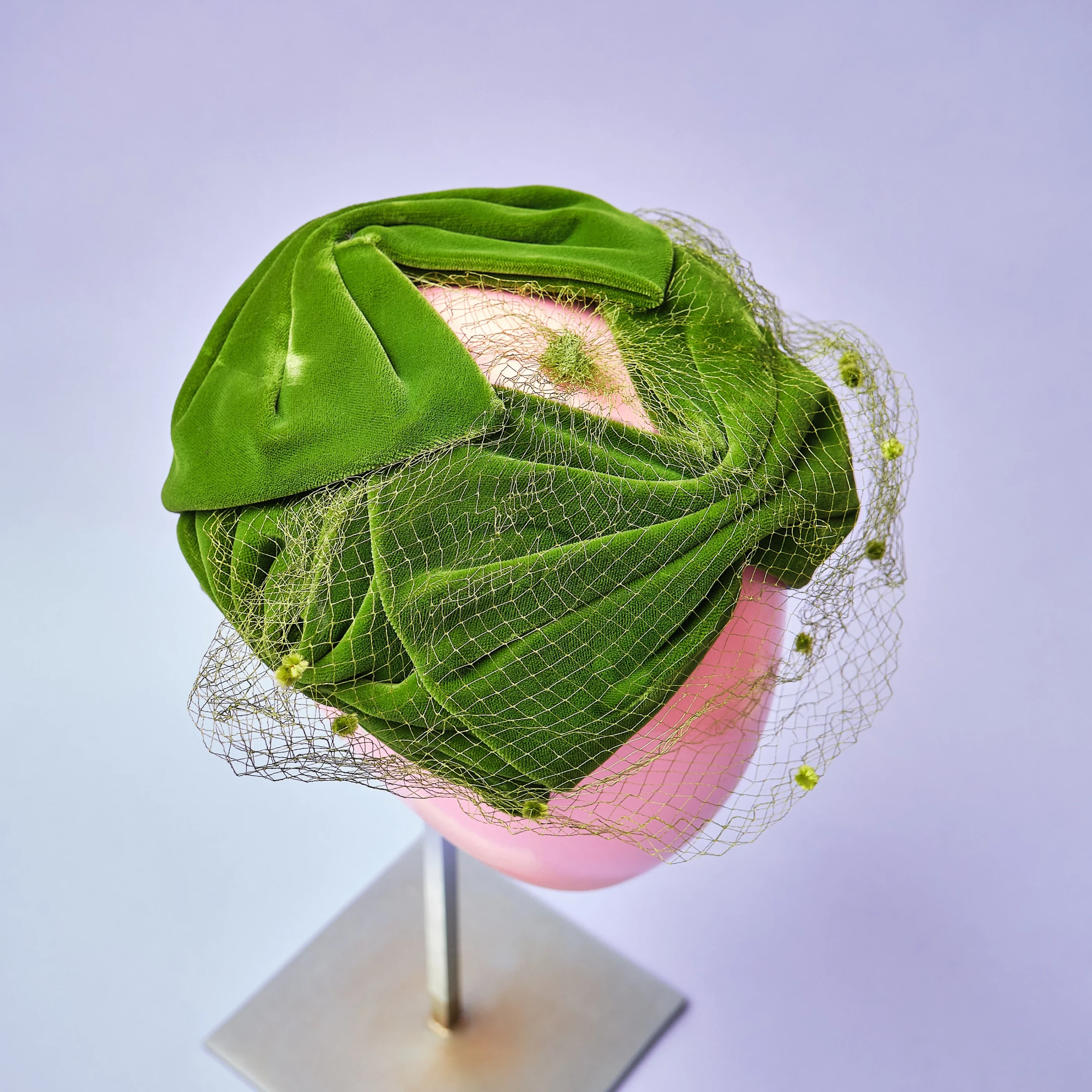 1950s Green Silk Crushed Velvet Bow Hat with Netting - Image 4