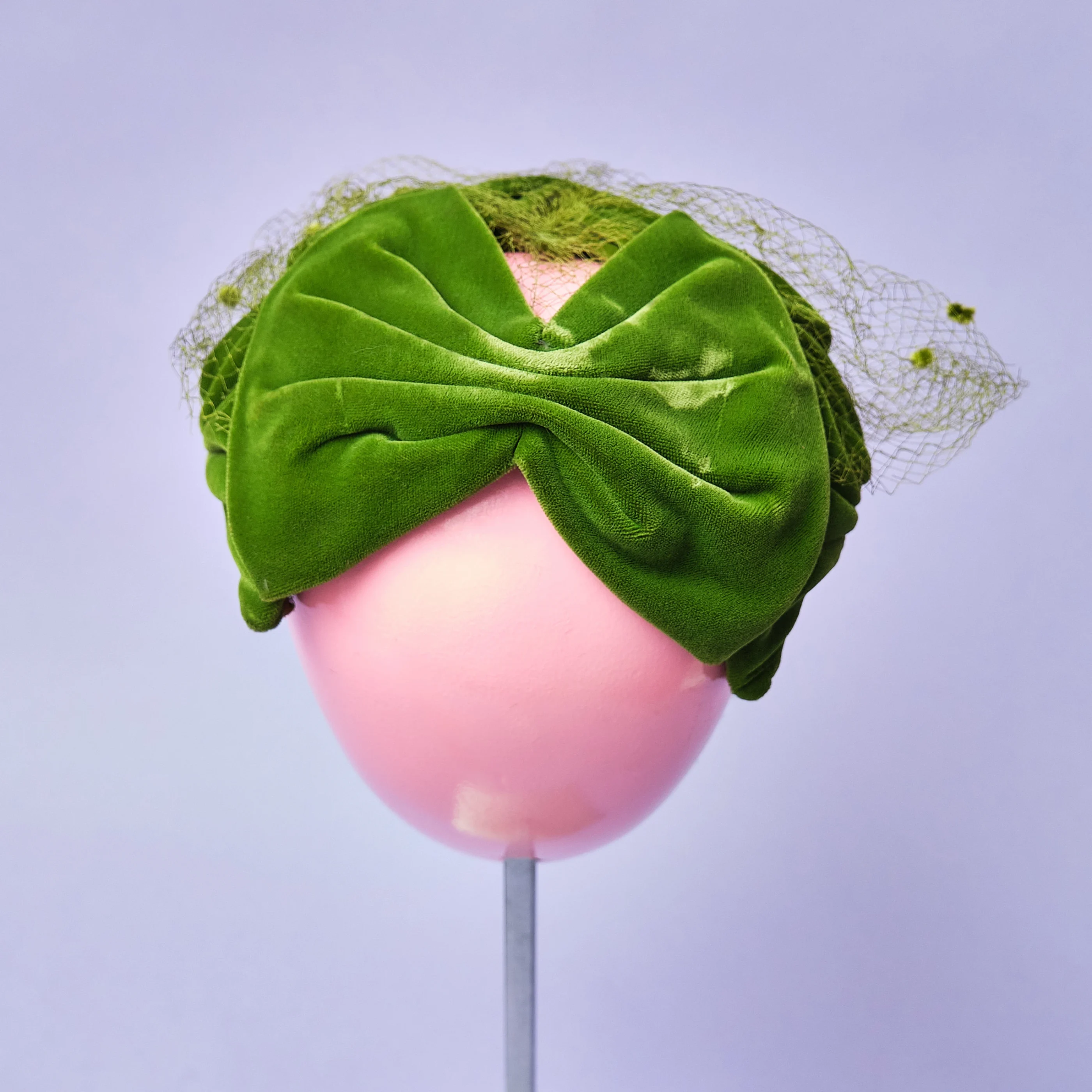 1950s Green Silk Crushed Velvet Bow Hat with Netting - Image 5
