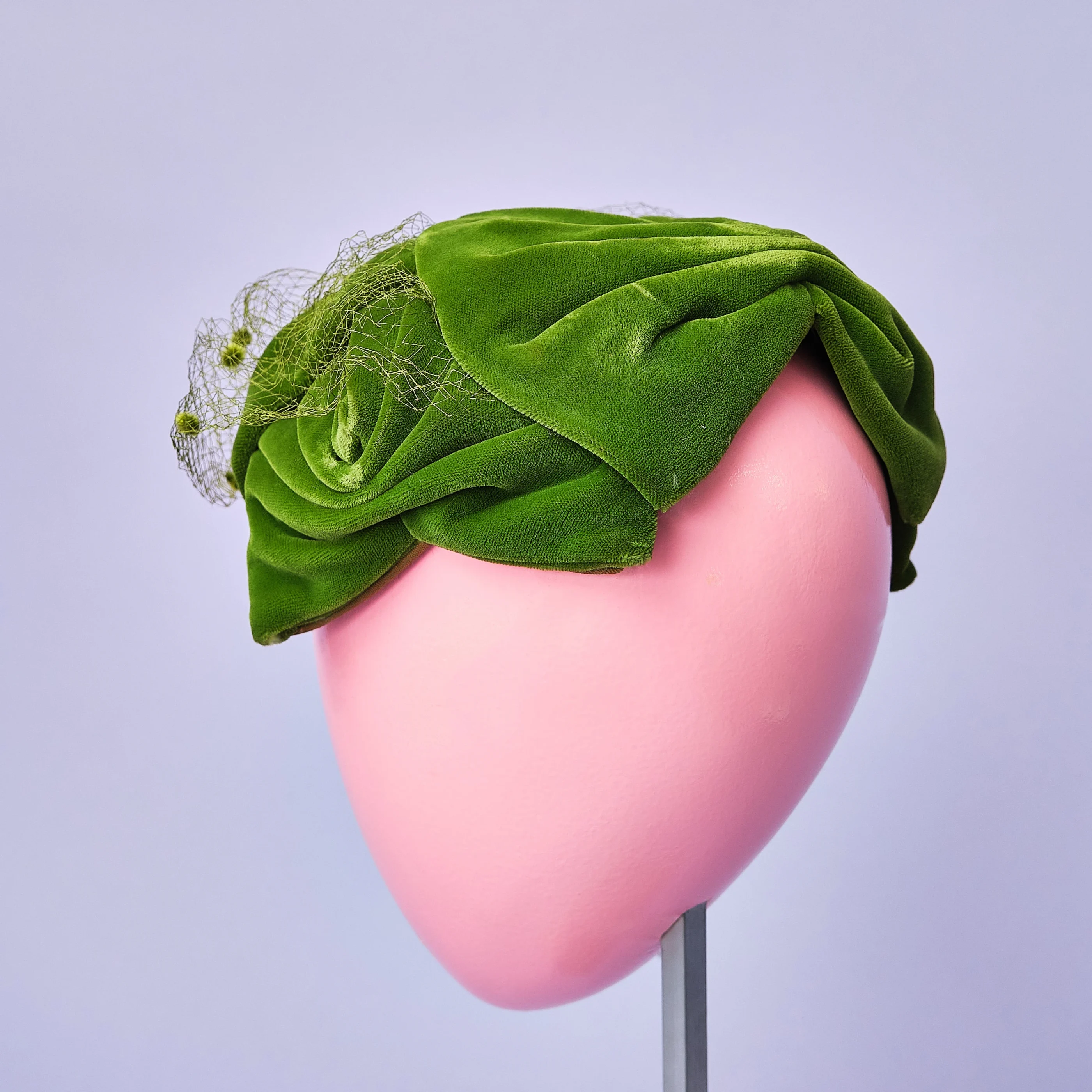 1950s Green Silk Crushed Velvet Bow Hat with Netting - Image 6