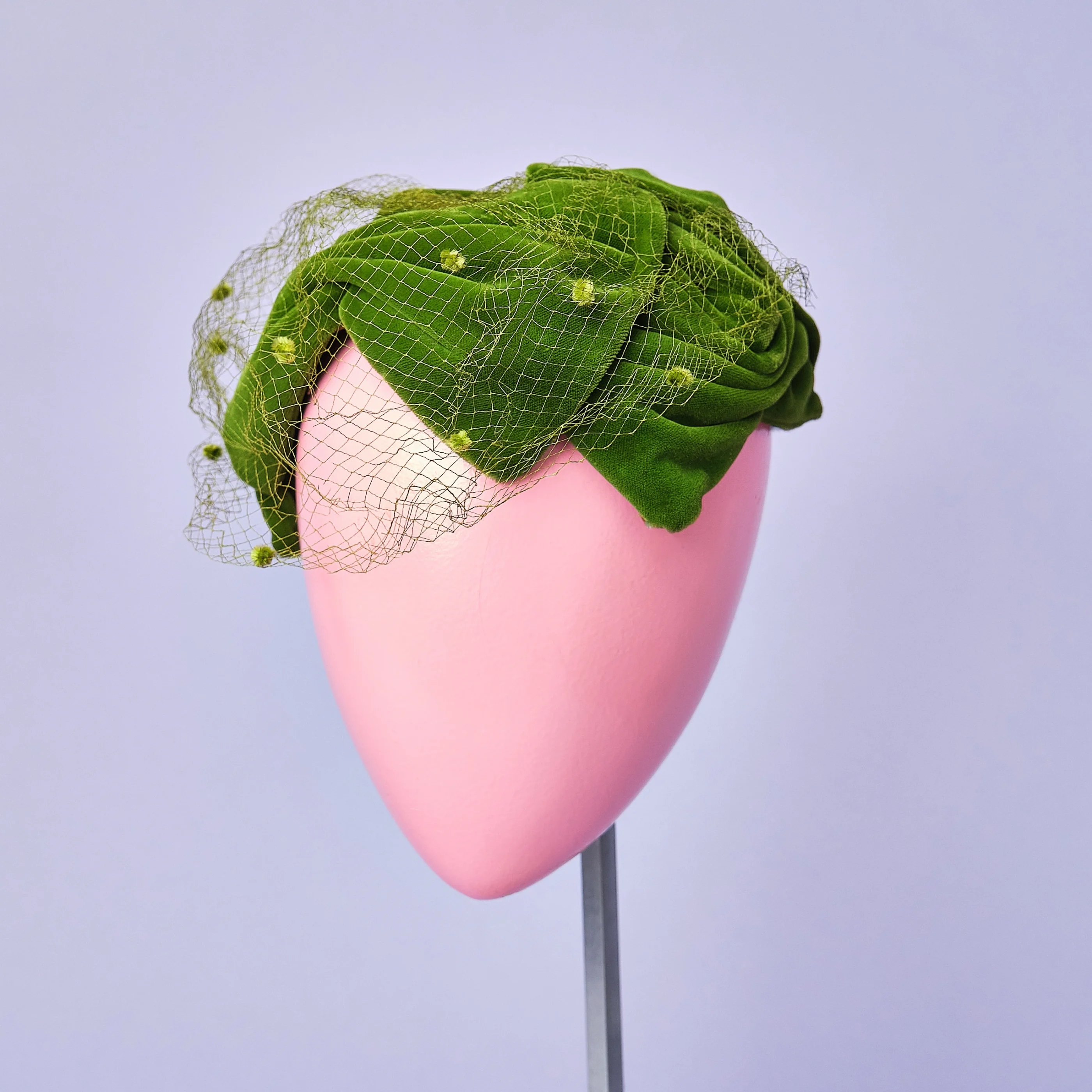 1950s Green Silk Crushed Velvet Bow Hat with Netting - Image 7