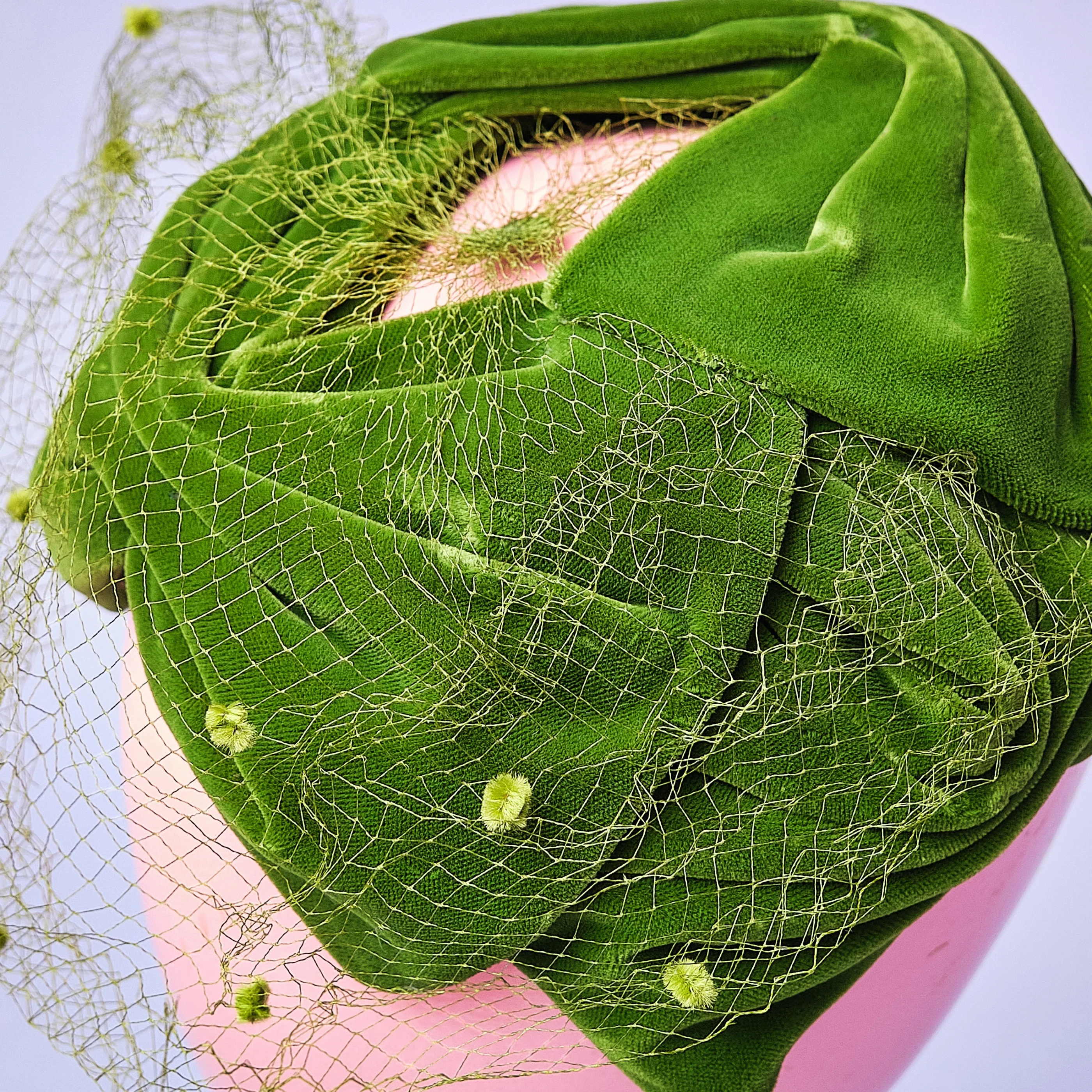 1950s Green Silk Crushed Velvet Bow Hat with Netting - Image 8