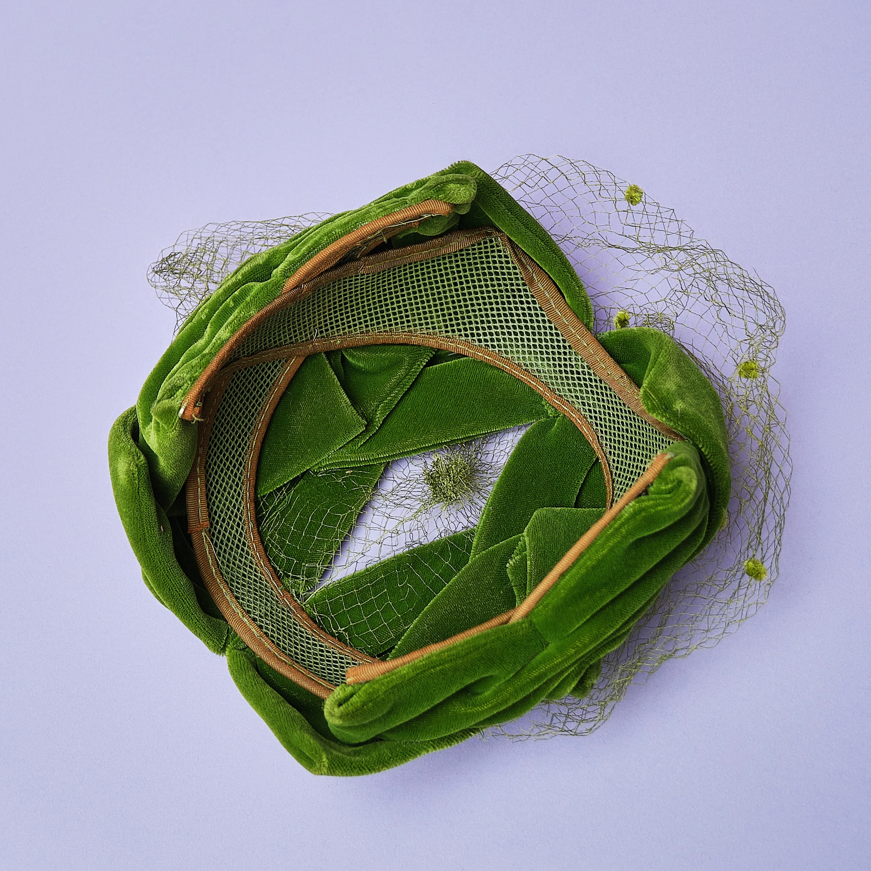 1950s Green Silk Crushed Velvet Bow Hat with Netting - Image 9
